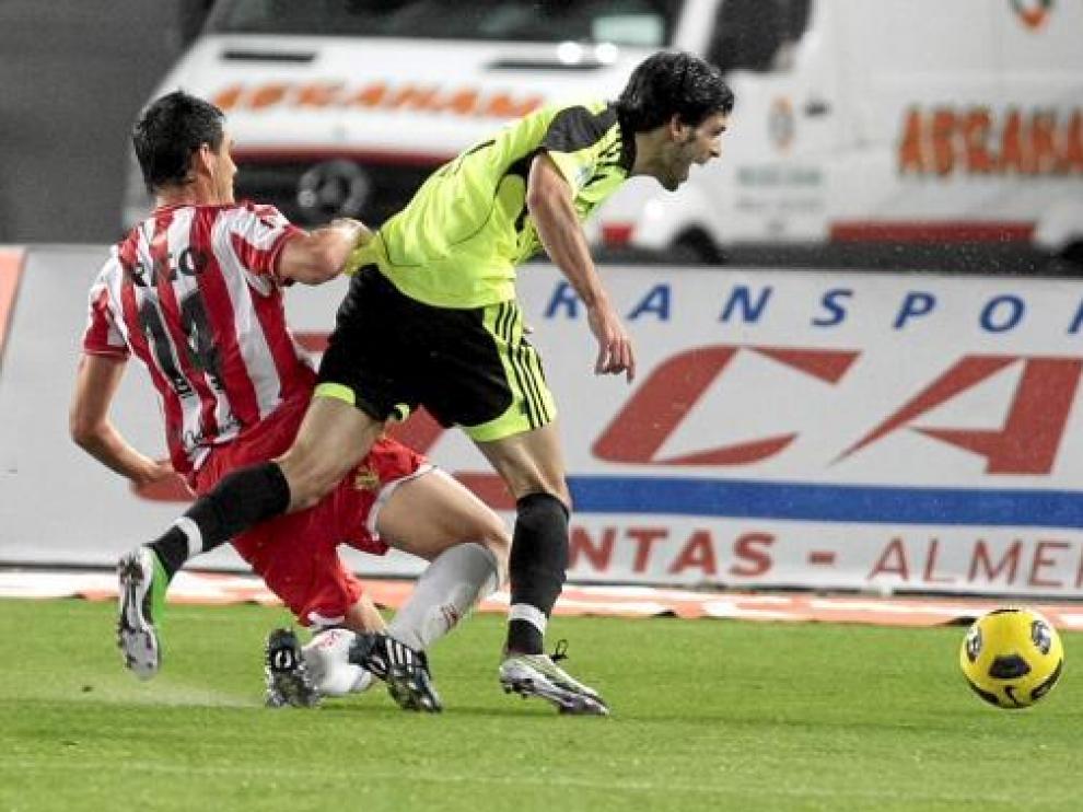 Rigo comete penalti sobre Ángel Lafita, el pasado 5 de diciembre, en el partido Almería-Real Zaragoza.