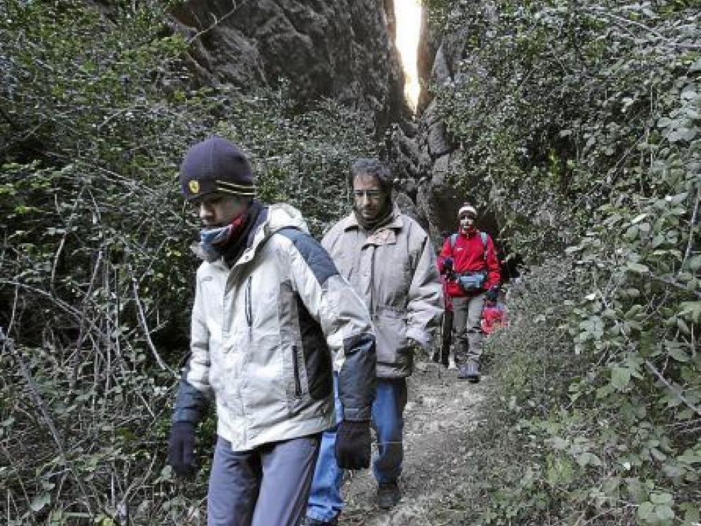 Un grupo de oscenses regresa a su casa tras finalizar la misa montañera.