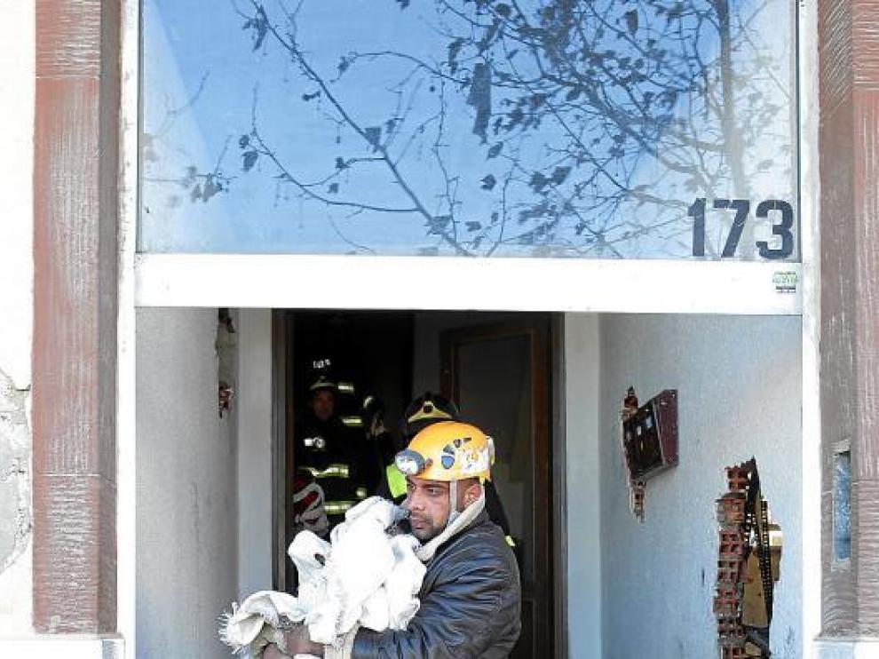 Gabriel Devris sale del edificio incendiado con varias pertenencias ayer por la mañana.