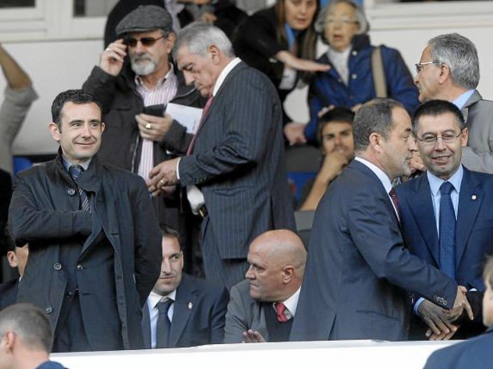 Agapito charla en el palco el día del Barça. Tras él, sentado, un serio Pedro Herrea junto a Cuartero, y el sonriente Javier Porquera.