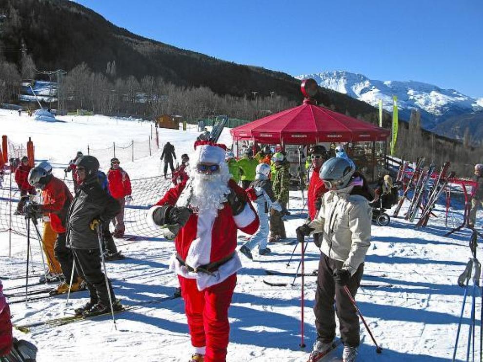 Hasta Papá Noel se animó ayer a celebrar la Navidad con los esquiadores en la estación de Cerler.