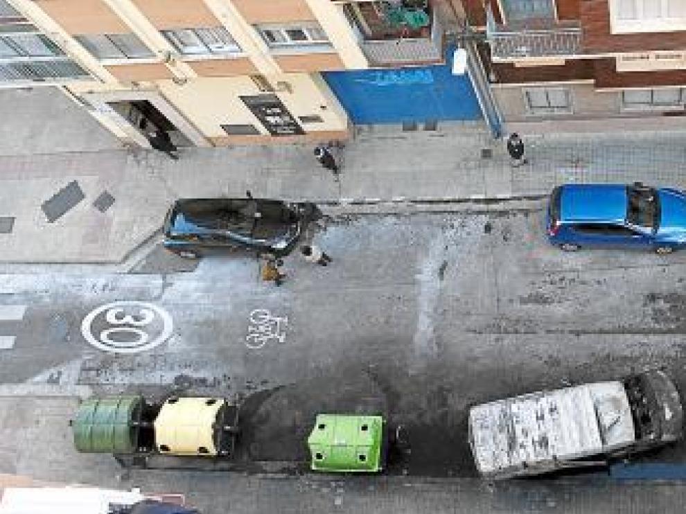 Un vecino intoxicado y tres vehículos quemados en otra madrugada agitada por los incendiarios