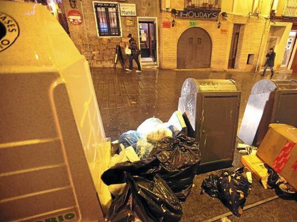 Basura amontonada junto a los contenedores soterrados de una zona de bares de la ciudad.