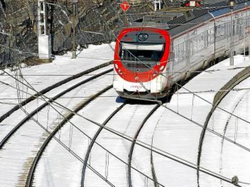 El tren Alvia averiado, en la estación de Lantueno (Cantabria).