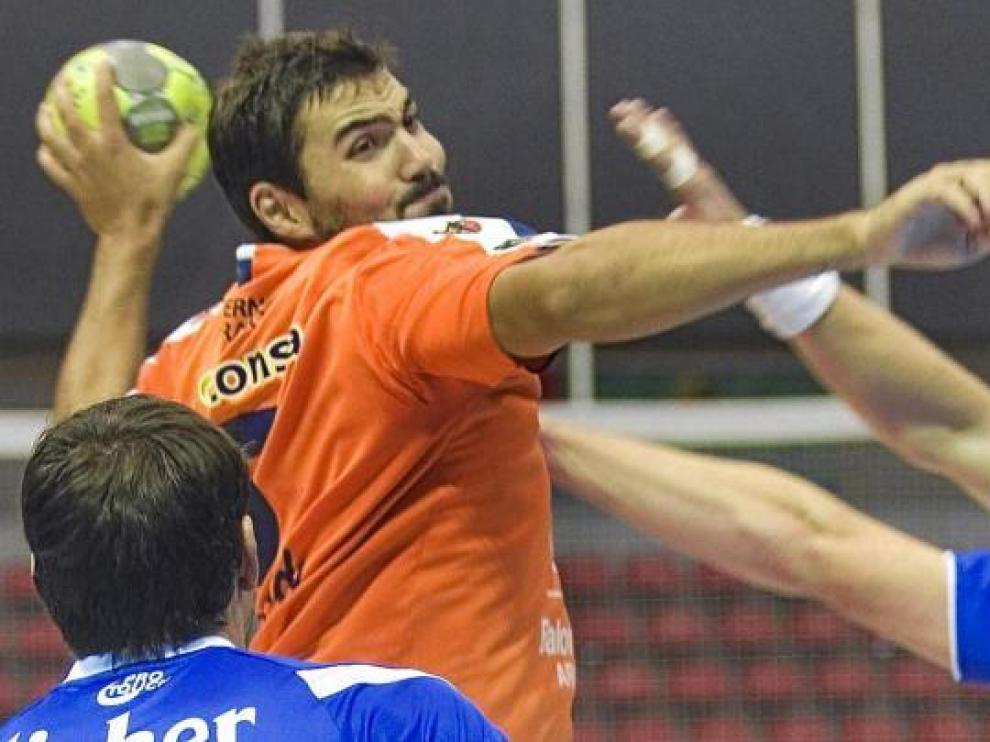 Maqueda arma el brazo para efectuar un lanzamiento en un partido del CAI Aragón.