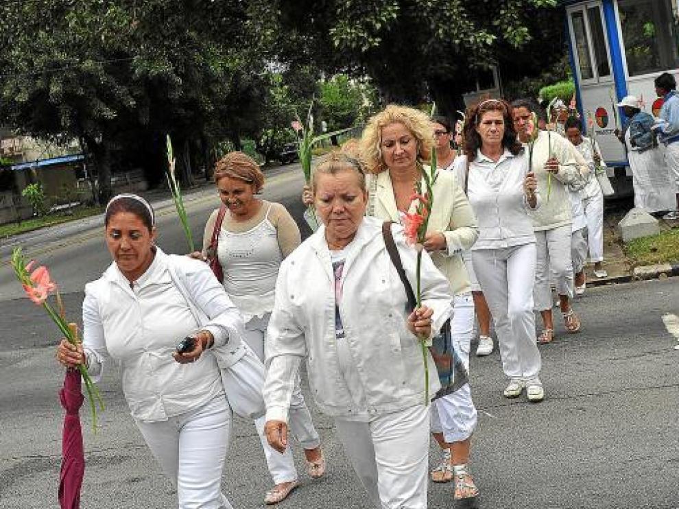 Esposas y familiares de disidentes encarcelados realizan su tradicional marcha por La Habana, ayer.