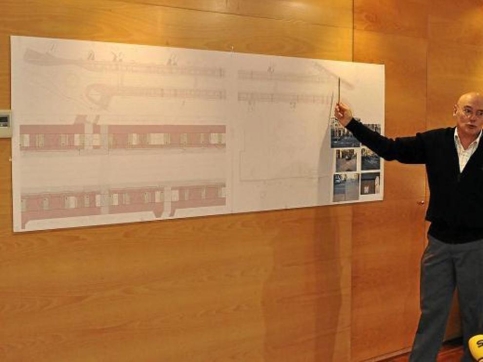 El concejal Joaquín Vera muestra sobre el plano el proyecto de reforma de la avenida de Madrid.