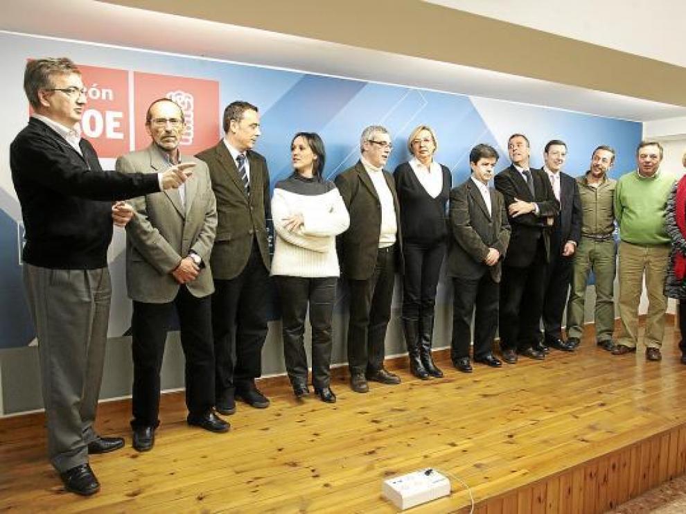Almunia, con los candidatos presentes en la reunión y el secretario provincial, José María Becana.