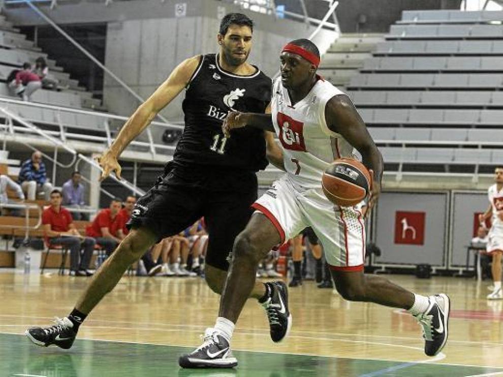 Darren Phillip controla el balón ante Mavroeidis en un partido de pretemporada entre el CAI y el Bilbao.