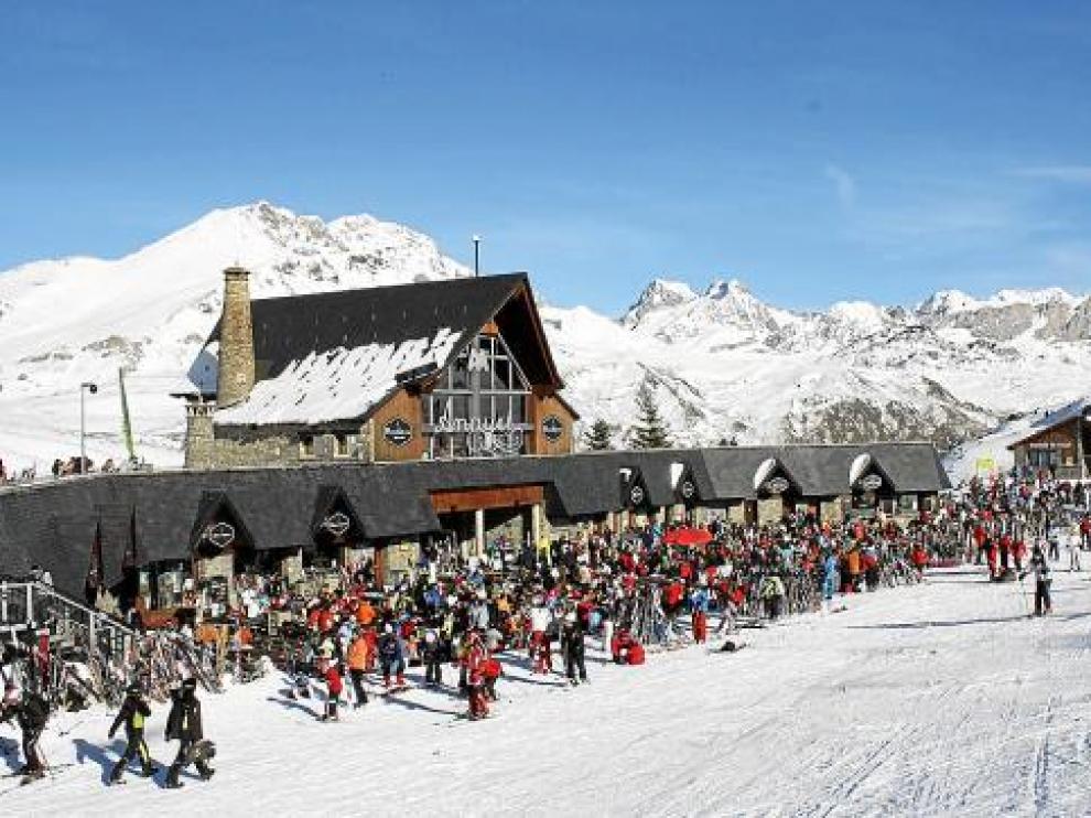 Más de 10.000 esquiadores disfrutaron ayer de Formigal. En la foto, la abarrotada terraza de Anayet.