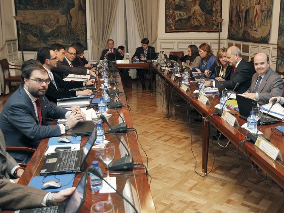 Socialistas y 'populares' en la mesa del Pacto Antitransfuguismo