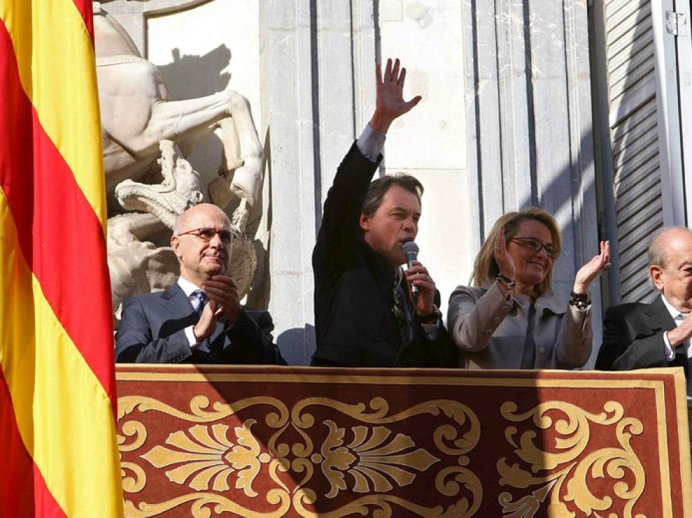 Artur Mas saluda desde el balcón junto a Duran i Lleida y Jordi Pujol