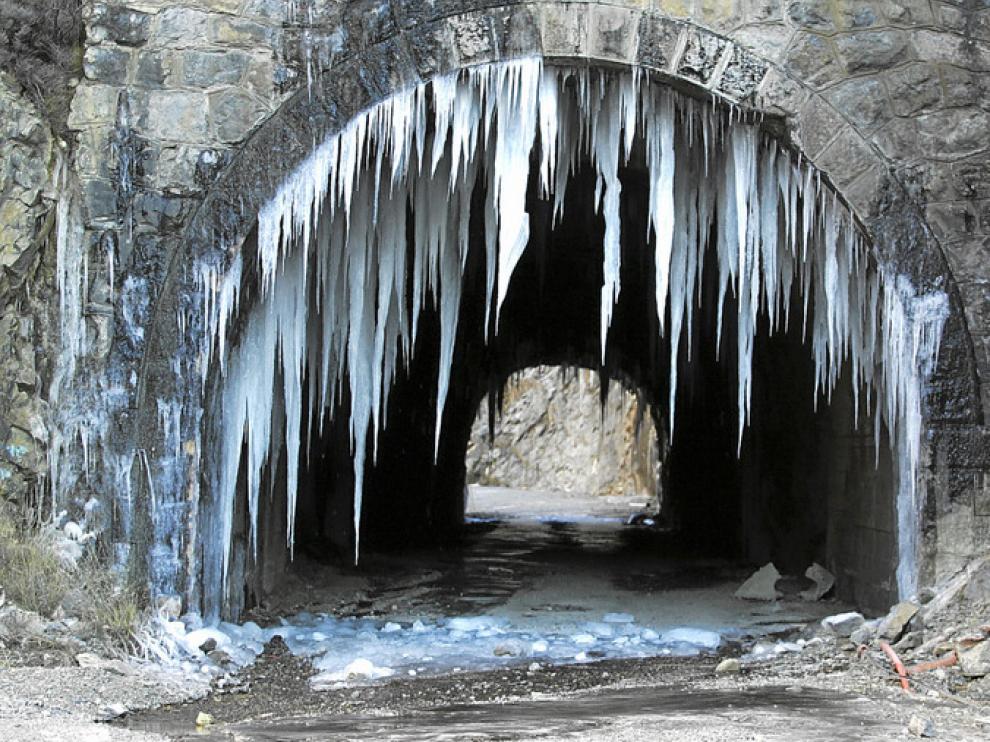 Carámbanos, ayer, en uno de los túneles de la antigua carretera de Monrepós