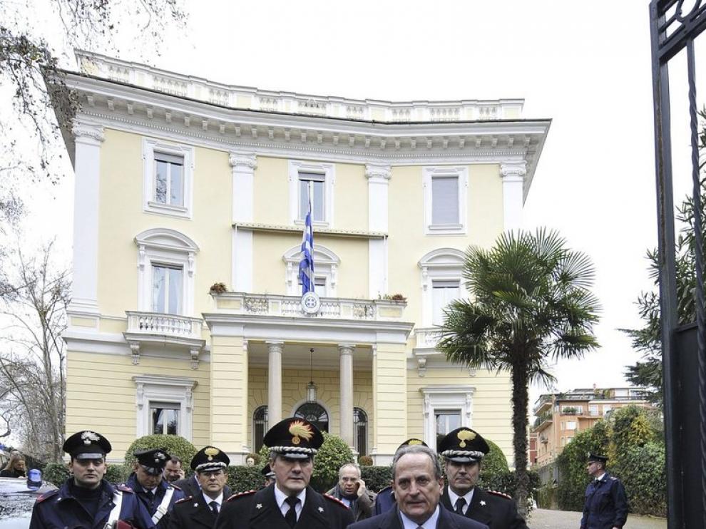 Michale E. Cambanis, ambajador griego, es acompañado por los policías italianos tras hallarrse el artefacto explosivo