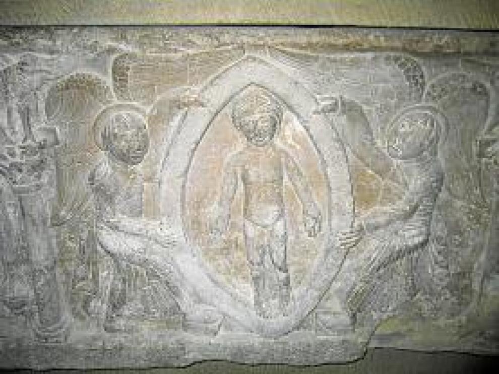 En el interior del sepulcro de doña Sancha aparecieron también restos óseos infantiles. En la imagen, detalle del sarcófago.