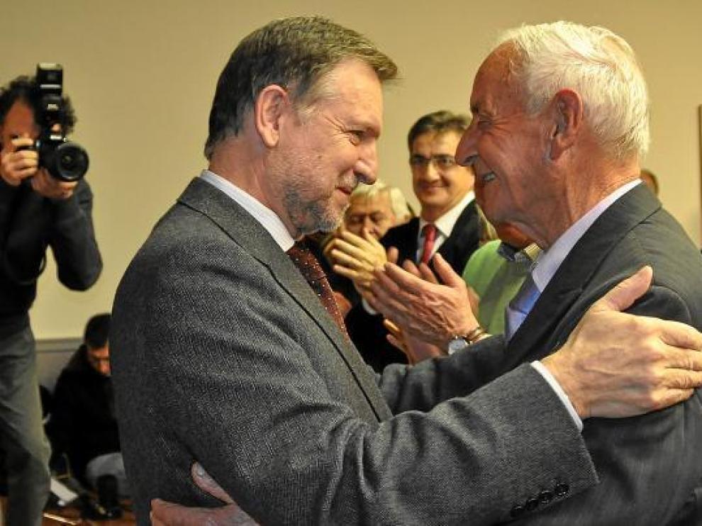 Iglesias se abraza con el premiado, durante el acto celebrado ayer tarde en Fraga.