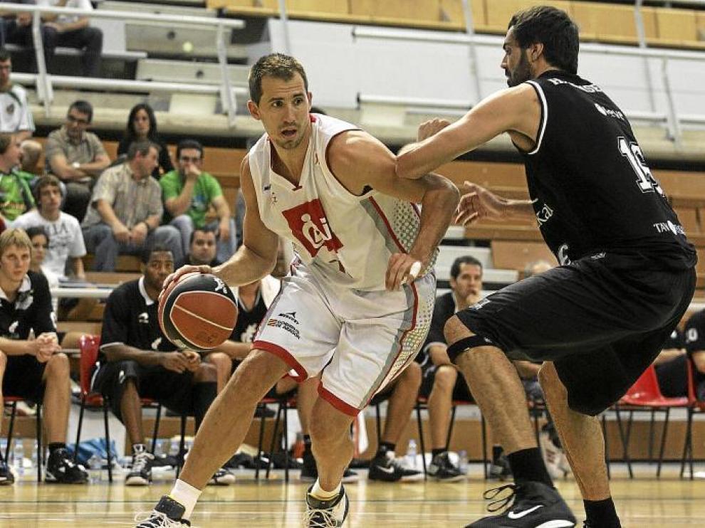 Adam Chubb trata de superar a Edu Hernández-Sonseca en el amistoso disputado este verano en Huesca.