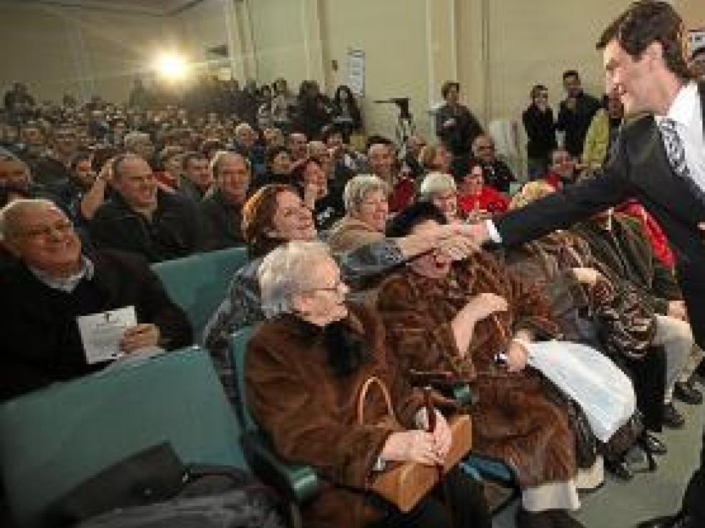 Zapatero Rodríguez saludó al público a su llegada.
