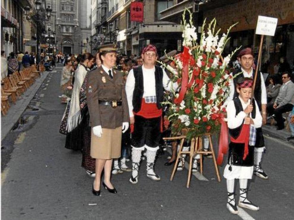 María José, con el uniforme que entonces lucía en la Policía Nacional, durante una Ofrenda a la Virgen.
