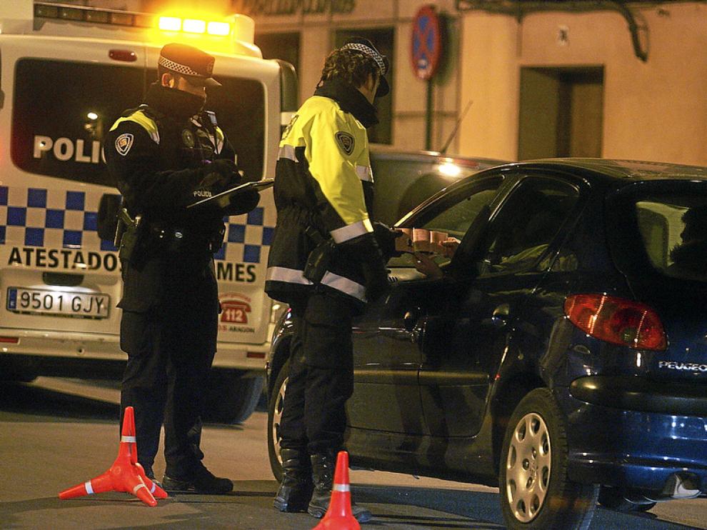 Dos agentes de la Policía Local de Huesca realizan un control de alcoholemia en el Coso Alto