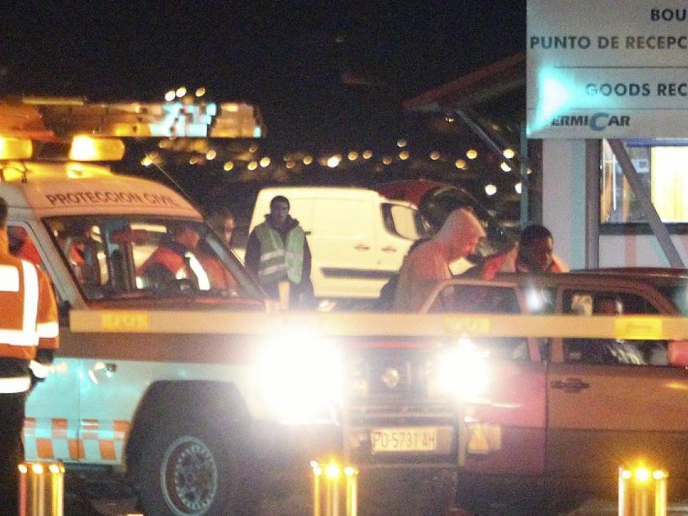 Algunos de los tripulantes, a su llegada al puerto de Vigo