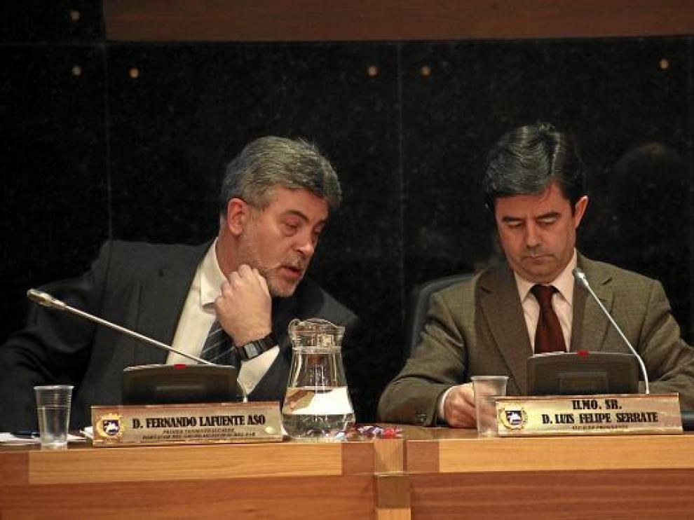 El alcalde (derecha) junto a su primer teniente de alcalde, del PAR, en el pleno de presupuestos.