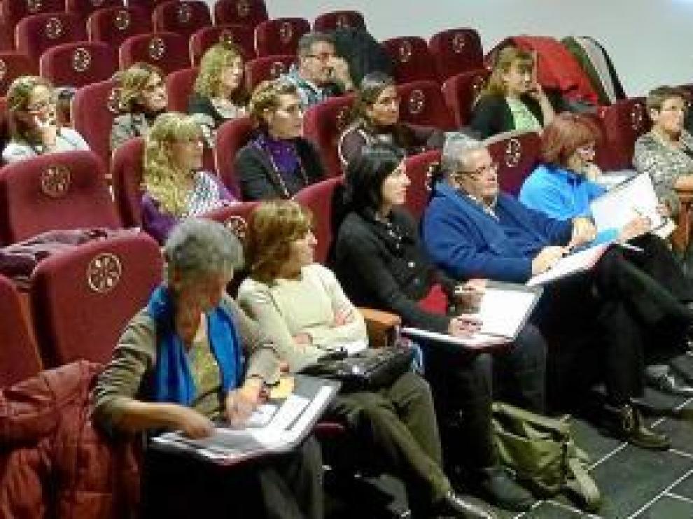 Los voluntarios de la comisión permanente, en un taller formativo.