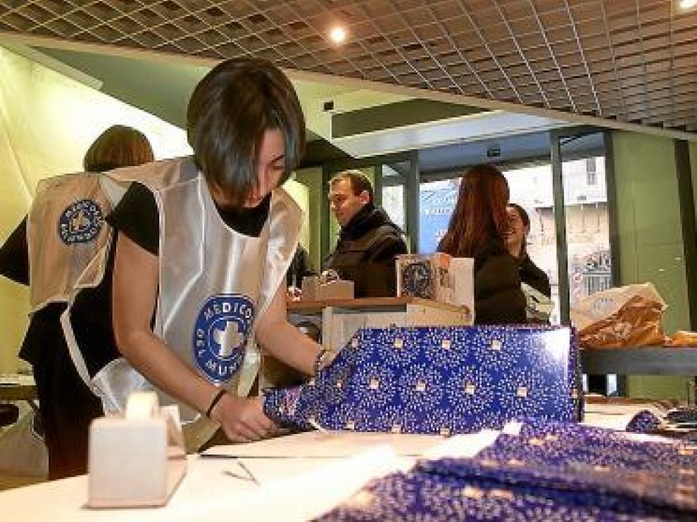Una joven envuelve regalos, en una imagen de archivo.