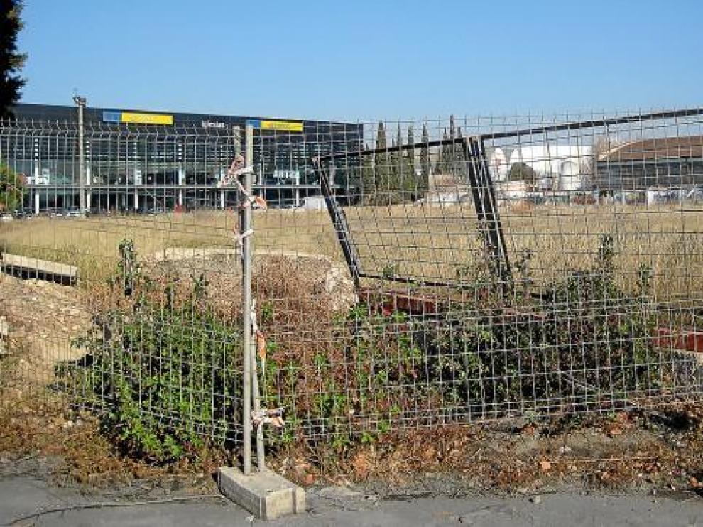 La entrada a la calle desde la avenida de Cataluña, cerrada con vallas y escombros.