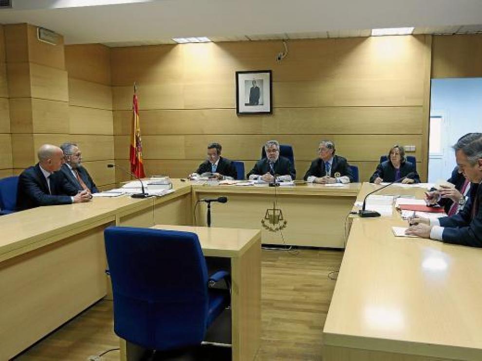 El presidente de la LFP, José Luis Astiazarán (d), y el de la AFE, Luis Rubiales (i), ayer en la Audiencia.
