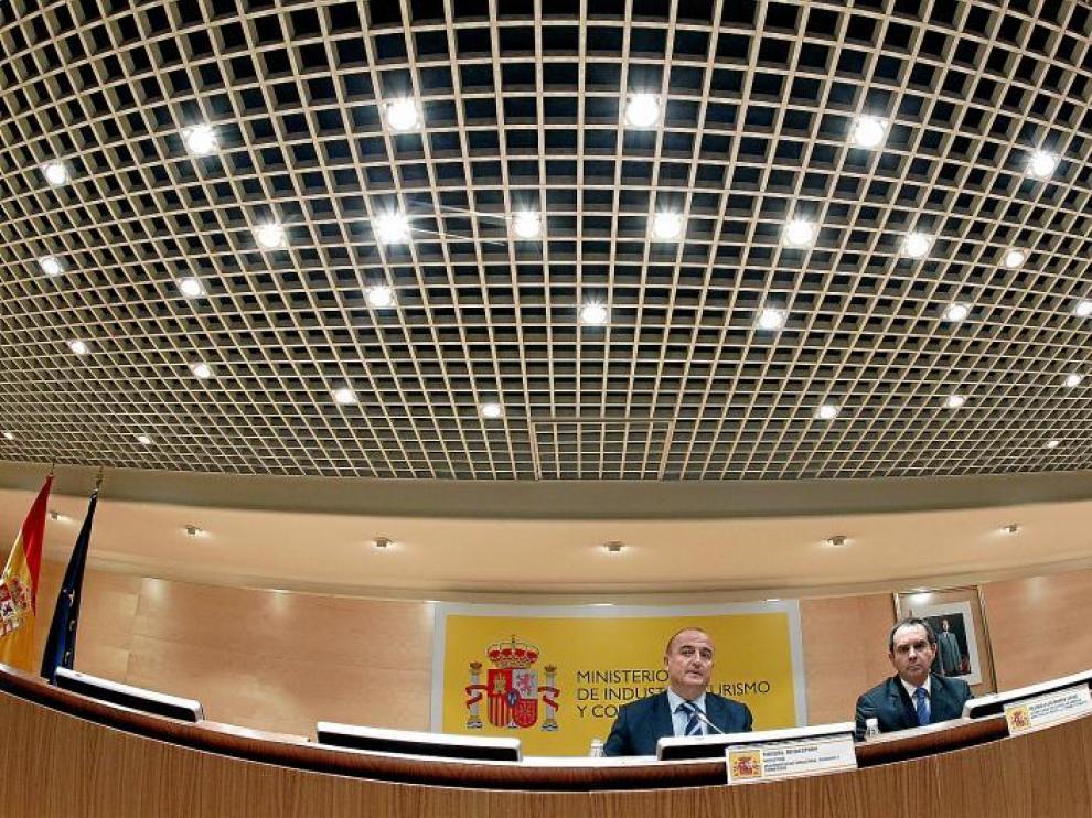 El ministro de Industria, Miguel Sebastián, ayer, junto al secretario de Estado de Energía, Pedro Luis Marín Uribe, en rueda de prensa.