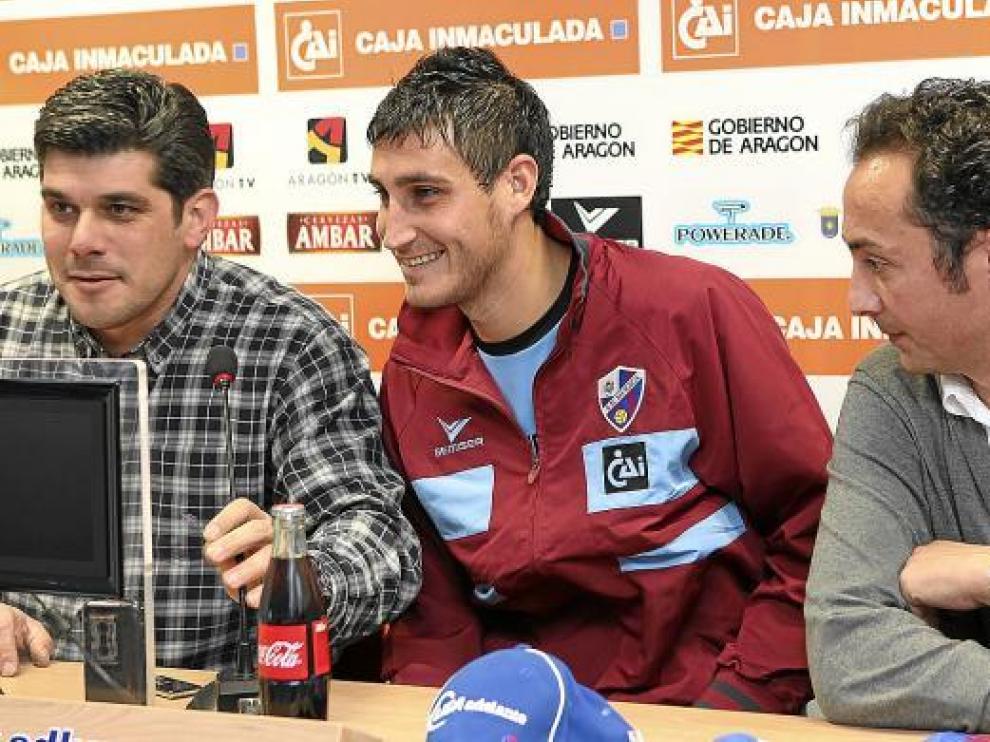 Rigo, en el centro de la imagen, entre el presidente y el gerente del club azulgrana.