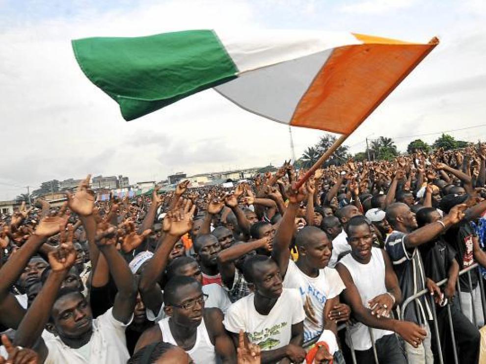 Cientos de Jóvenes Patriotas, seguidores de Laurent Gbagbo, escuchan a su líder, Charles Blé.