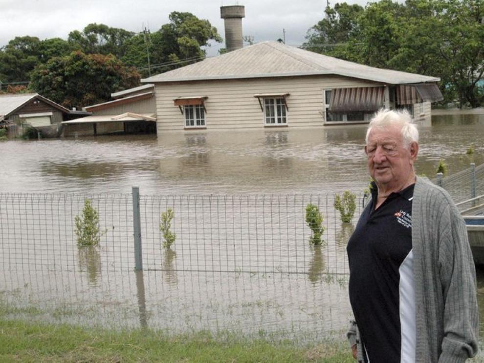 El agua inunda varias viviendas.