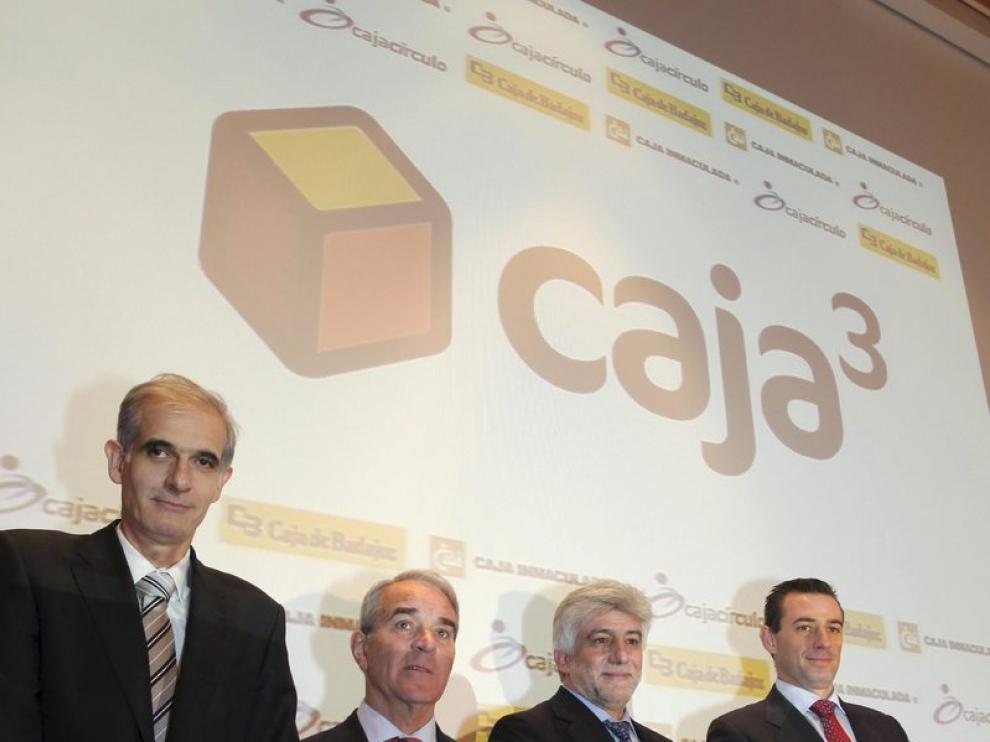 El consejo de administración de Caja3: a la izquierda Juan María Pemán, presidente de la CAI; junto a José Ingnacio Mijangos, de Caja Círculo; Francisco Miguel García, de Caja Badajoz y Luis Miguel Carrasco de la CAI