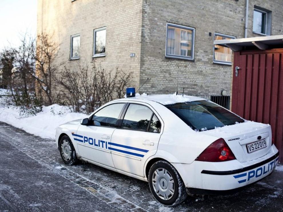 Un coche de policía aparcado junto a un edificio propiedad del diario danés 'Jyllands Posten'