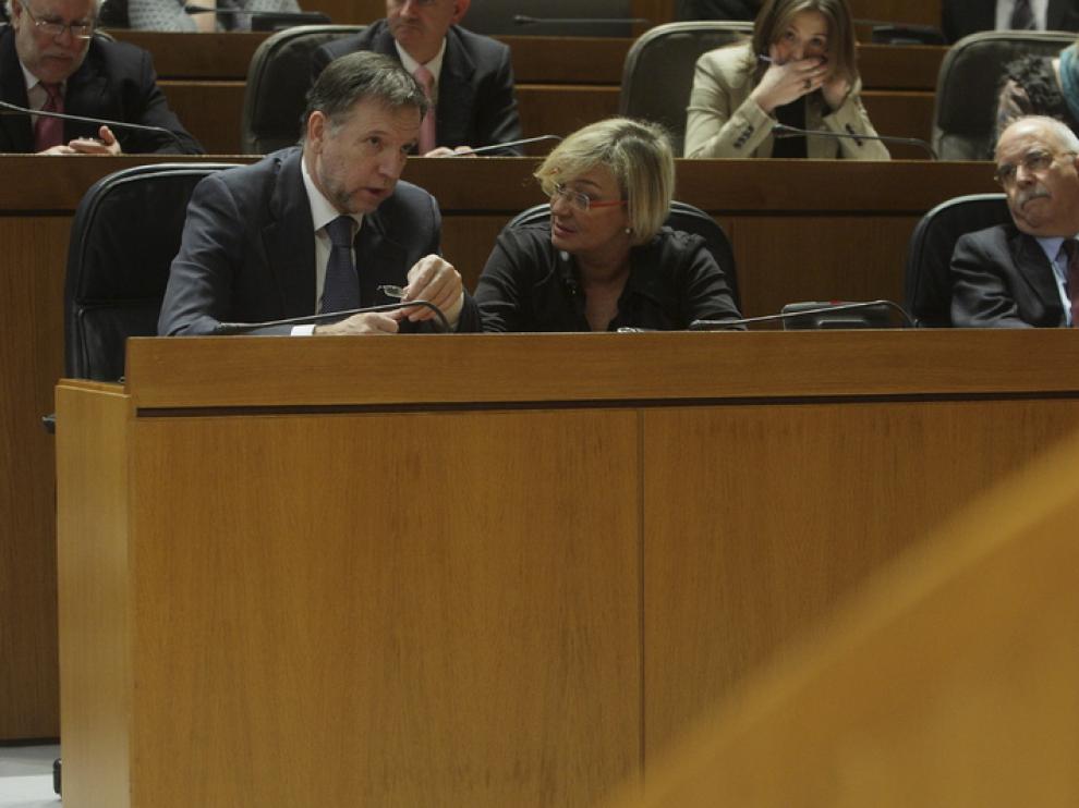 Iglesias, Almunia y Larraz durante el pleno de hoy en las Cortes