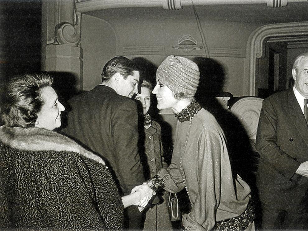 El polígrafo de Urrea de Gaén, Laín, asiste a los ensayos de su obra teatral 'Cuando se espera'. Lo acompañan su esposa Milagros, su hijo Pedro y la hermosa actriz Analía Gadé, en abril de 1967