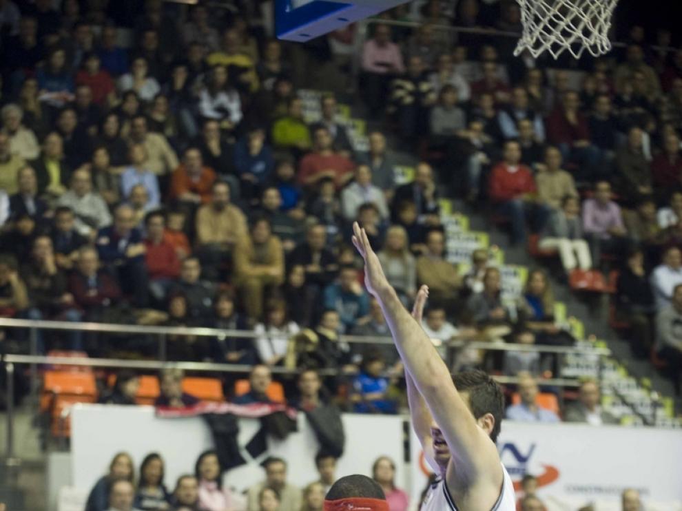 Darren Phillip intenta superar la defensa de un rival