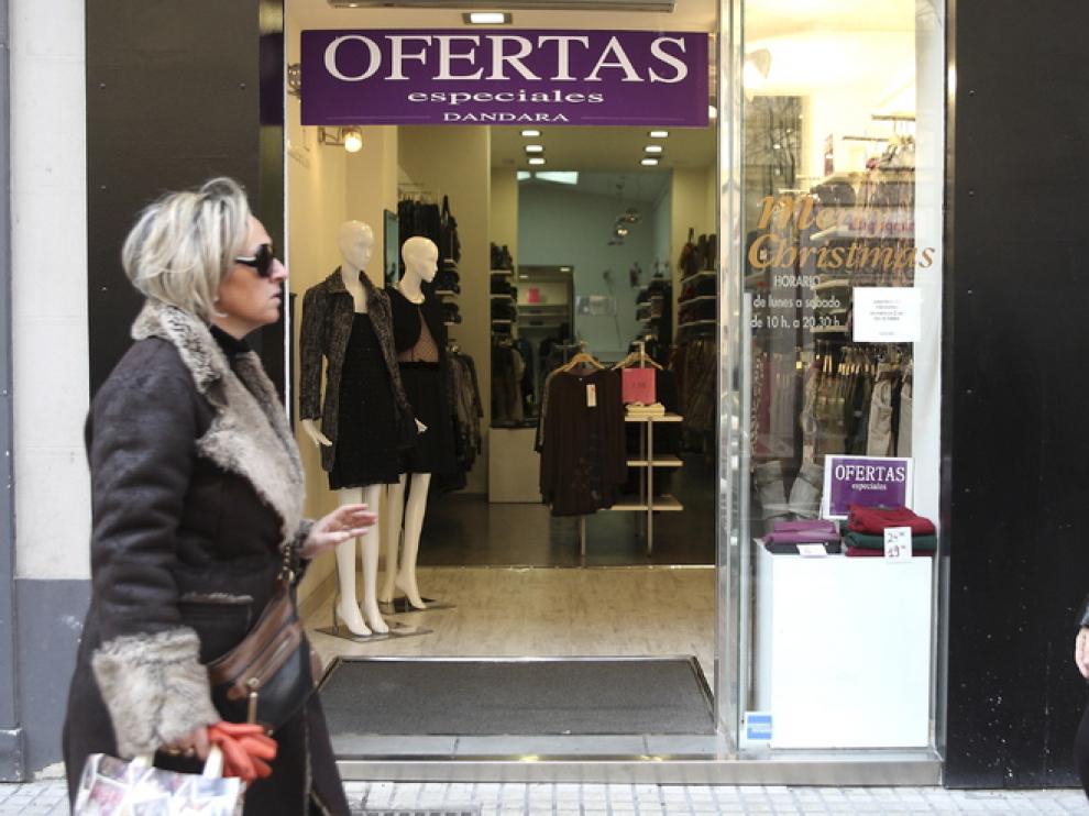 Los comercios anuncian sus descuentos en los escaparates