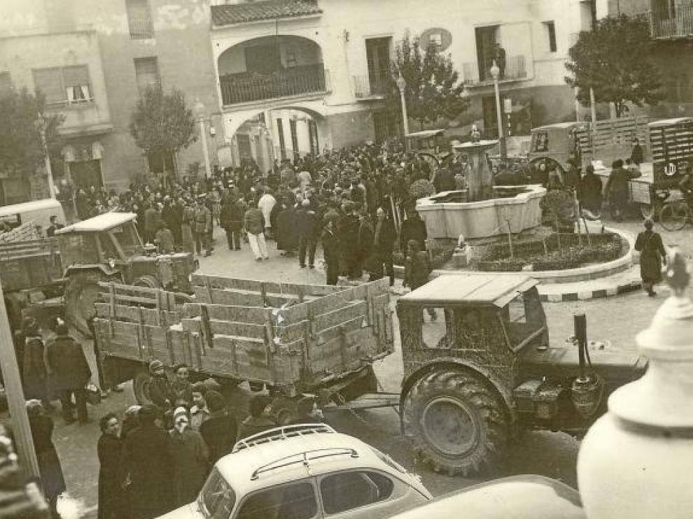 La plaza de Tauste, durante la preparación del traslado de los vecinos de Pradilla.