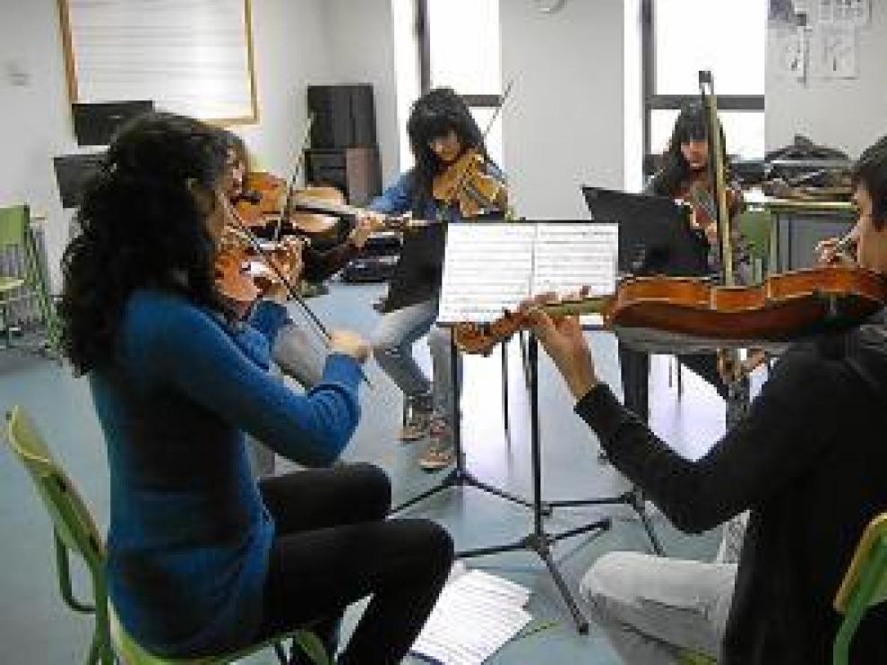 Una de las sesiones magistrales que recibien los alumnos de violín.