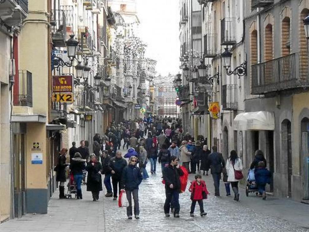Aspecto que presentaba ayer la calle Mayor de Jaca, una de las ciudades más visitadas.
