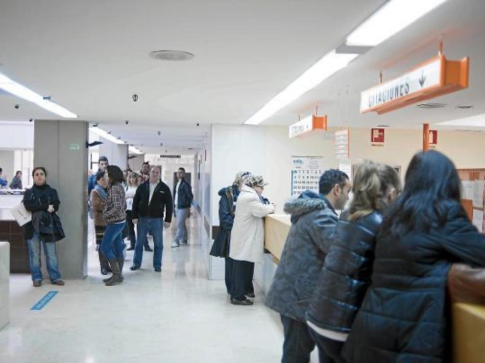 La cola se extendía ayer por todo el vestíbulo de consultas externas del Clínico de Zaragoza.