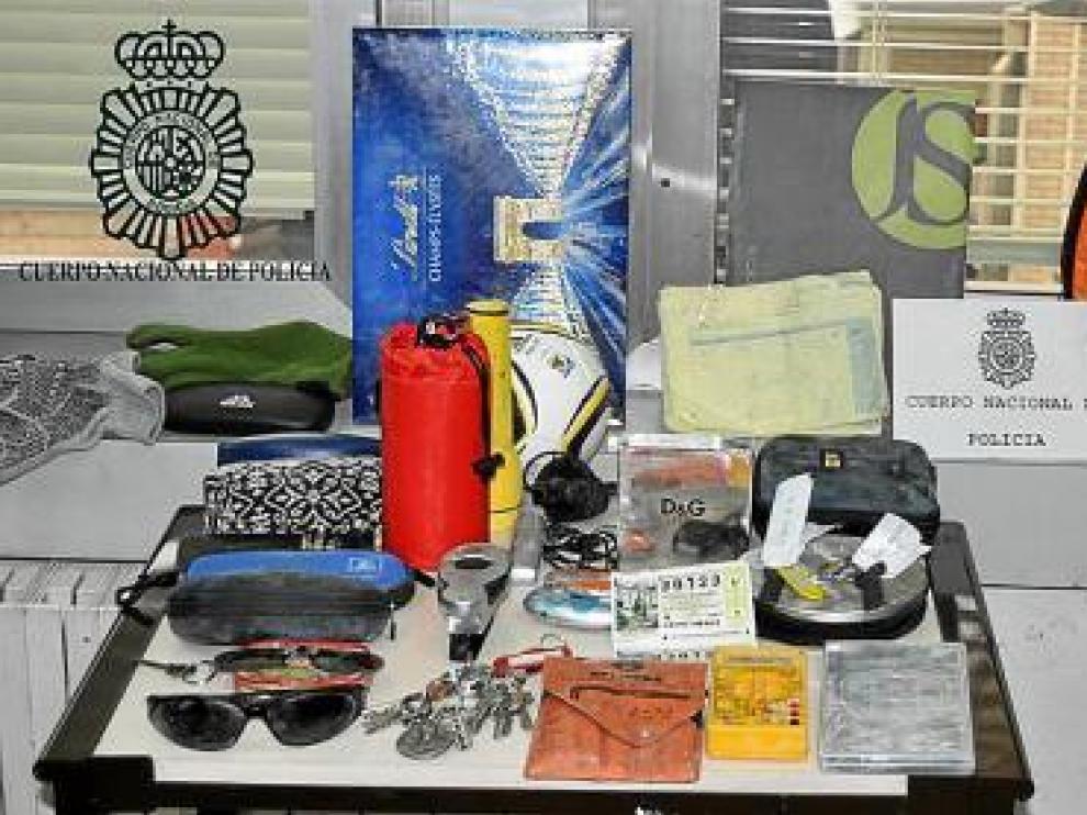 Objetos que contenía la bolsa ocupada al detenido.