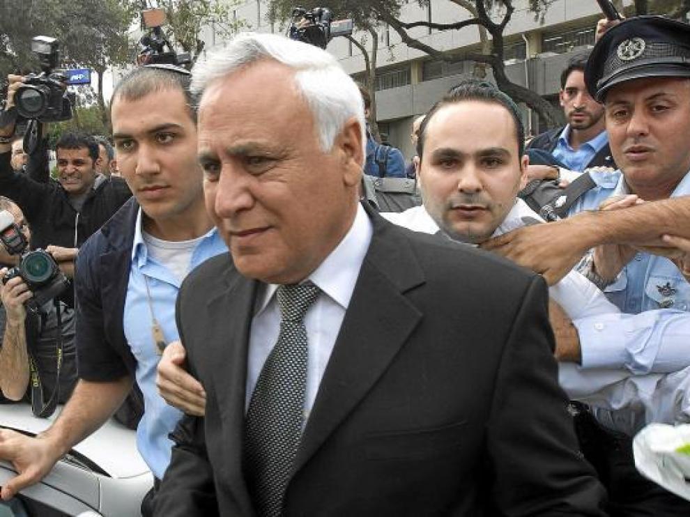 Katsav abandona el tribunal de Tel Aviv en medio de fuertes medidas de seguridad, ayer.