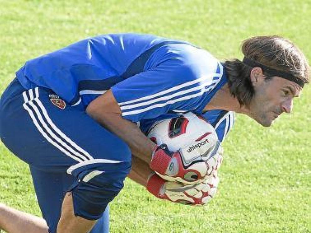 Franco bloca un balón en un entrenamiento.