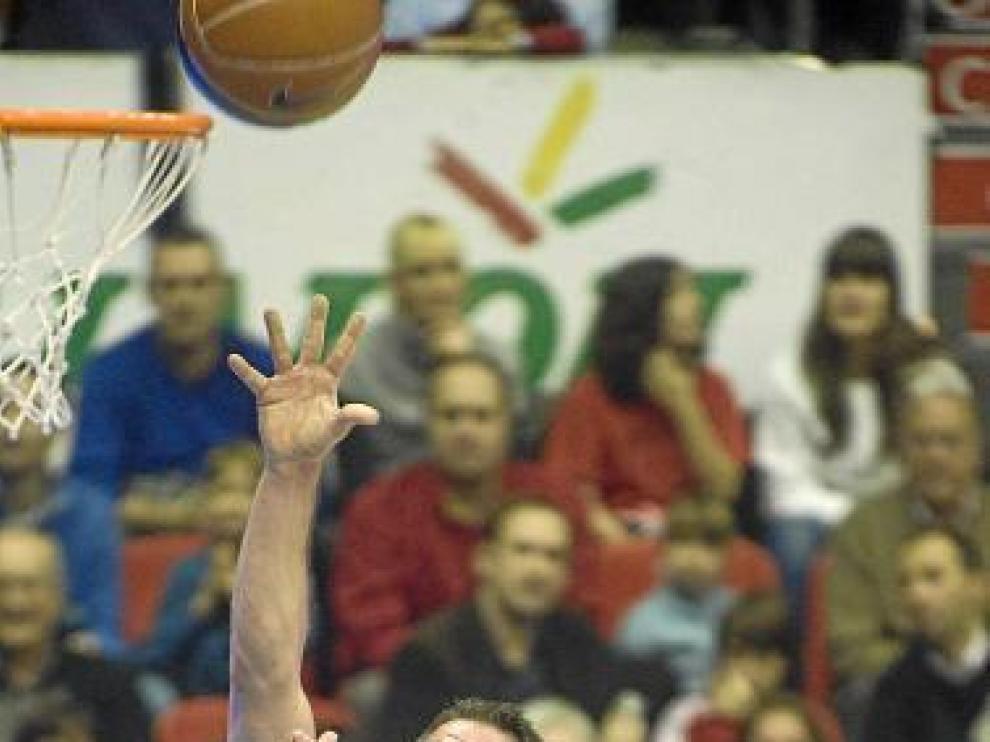 Carlos Cabezas se eleva para lanzar a canasta ante el Bilbao.