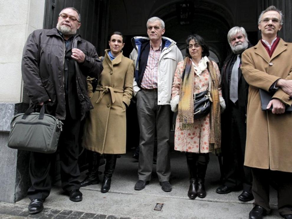 El presidente de la Asociación de Internautas, Víctor Domingo (izda.), y el fundador de Weblogs, Julio Alonso (dcha.), entre otros, a su llegada a la reunión.