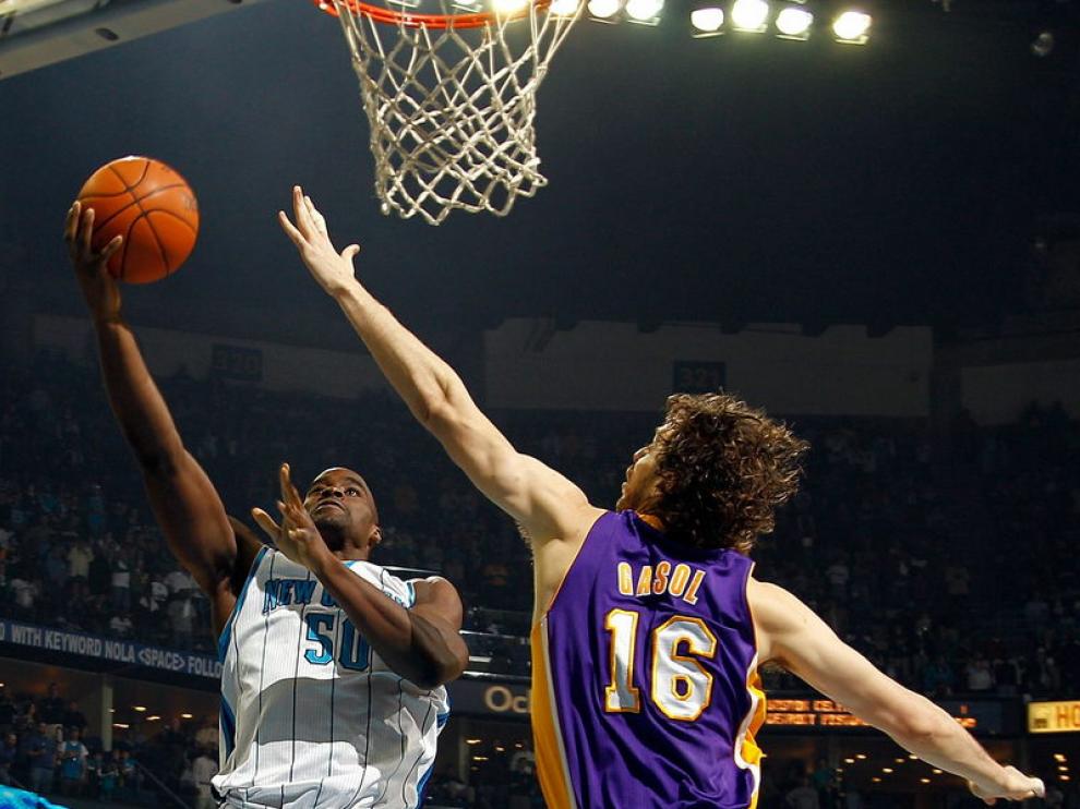 Pau trata de taponar un tiro de Okafor.